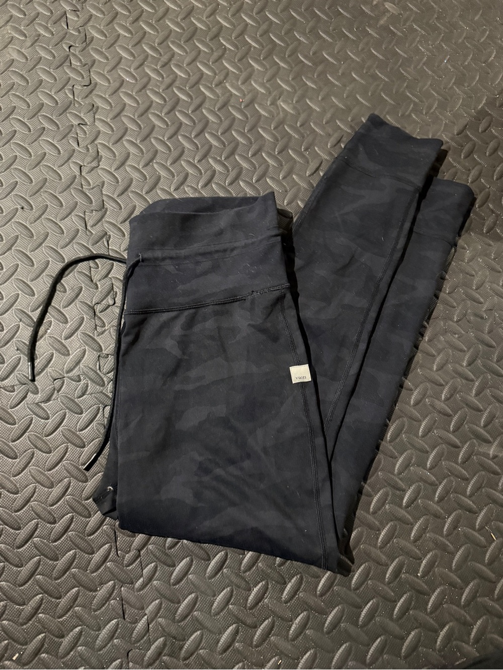 Vuori Daily Legging in Black Camo